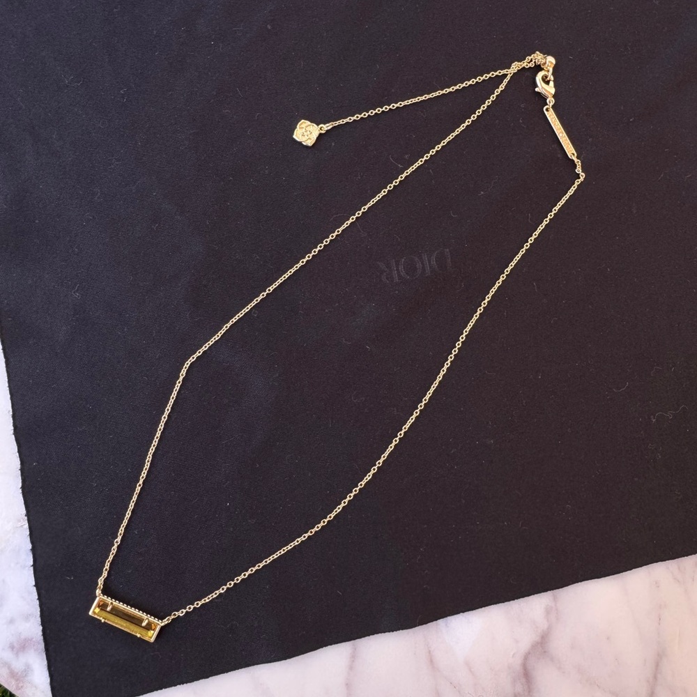 Kendra Scott Paisleigh Pendant
Necklace comes with pouch